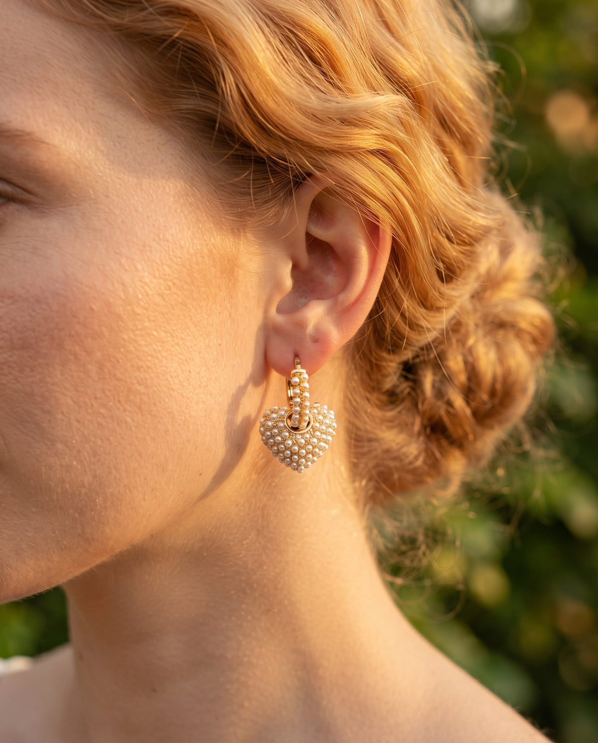 Boucles d’Oreilles Raffinées Or et Perles d’Amour – photo lifestyle 2