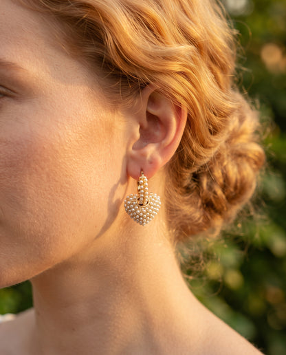 Boucles d’Oreilles Raffinées Or et Perles d’Amour – photo lifestyle 2
