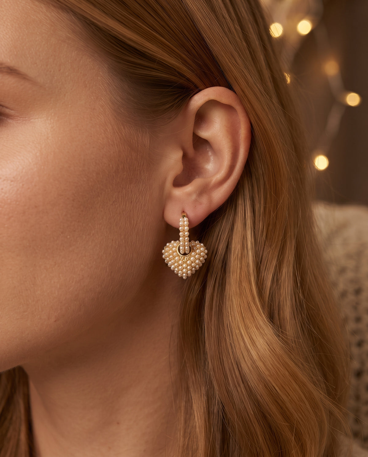 Boucles d’Oreilles Raffinées Or et Perles d’Amour – photo lifestyle 3