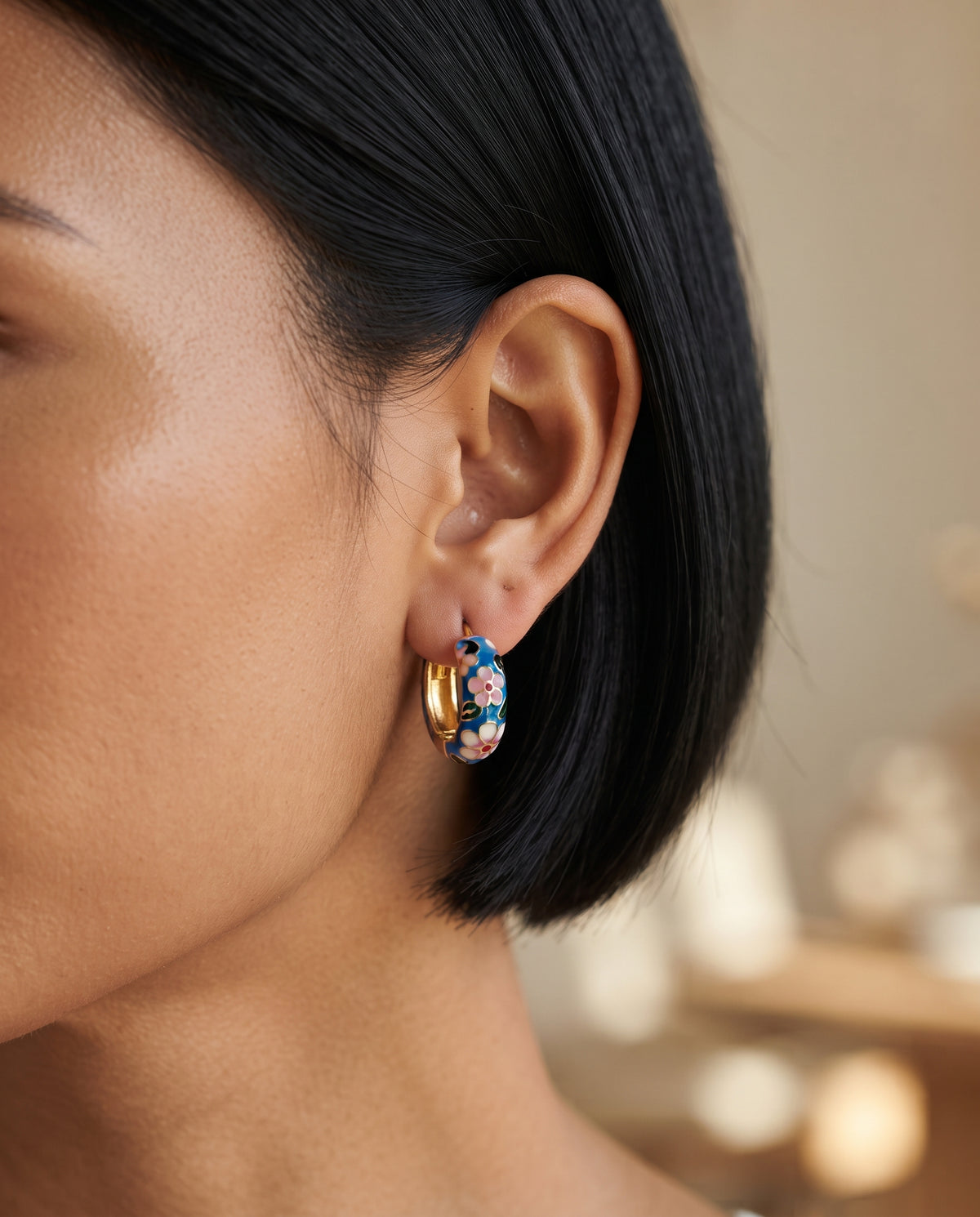Boucles d’Oreilles Raffinées en Forme de Fleur – photo lifestyle 1