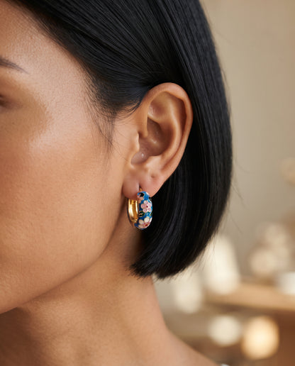 Boucles d’Oreilles Raffinées en Forme de Fleur – photo lifestyle 1