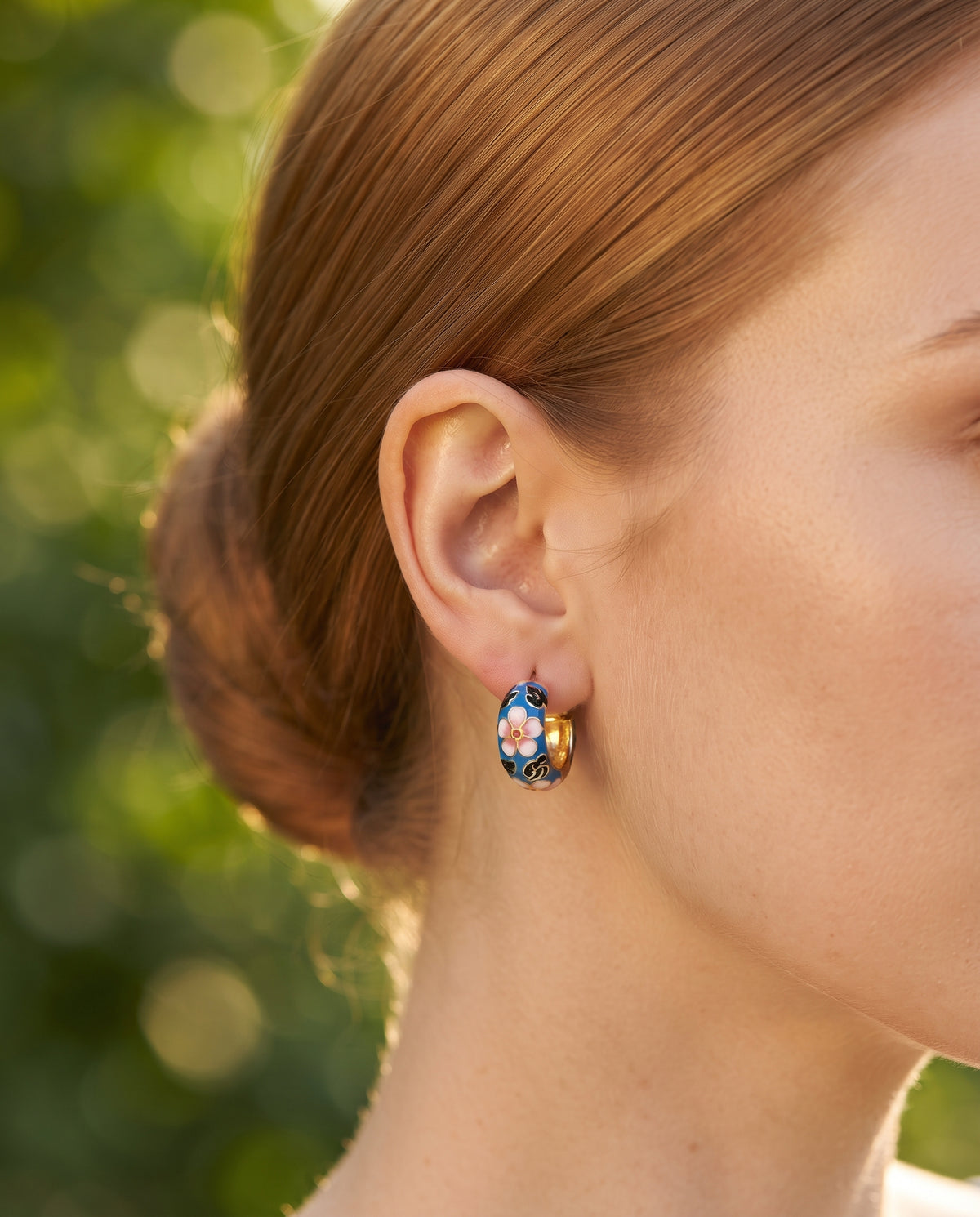 Boucles d’Oreilles Raffinées en Forme de Fleur – photo lifestyle 2