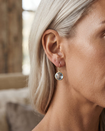 Boucles d’Oreilles Raffinées Vintage Serties de Cristal Bleu Clair – photo lifestyle 1