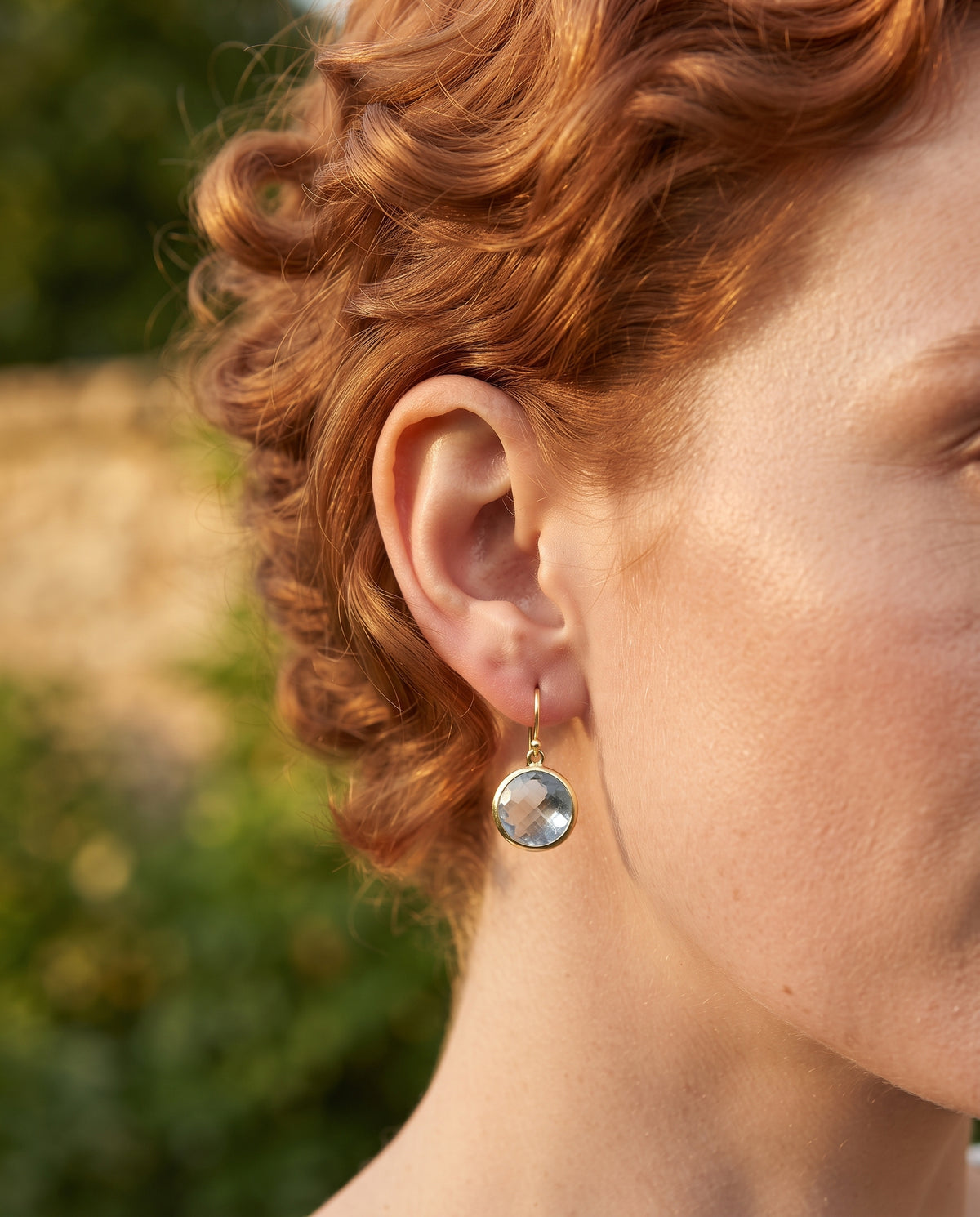 Boucles d’Oreilles Raffinées Vintage Serties de Cristal Bleu Clair – photo lifestyle 2