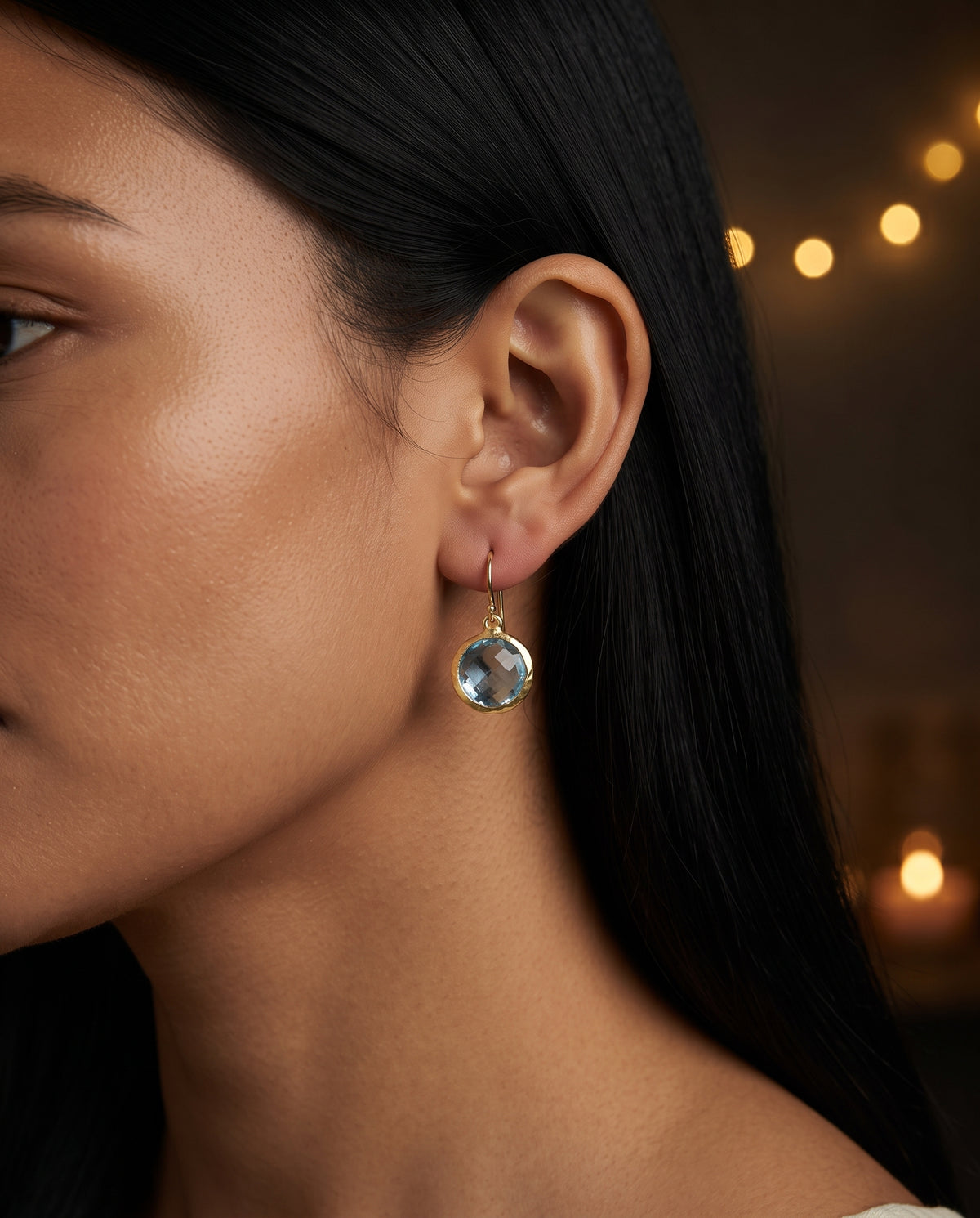 Boucles d’Oreilles Raffinées Vintage Serties de Cristal Bleu Clair – photo lifestyle 3
