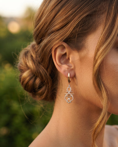 Boucles d’Oreilles Elfiques en Or Serties de Zirconia – photo lifestyle 2