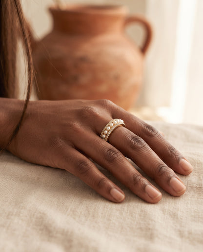 Bague en Or de Luxe Ornée de Perles – photo lifestyle 1