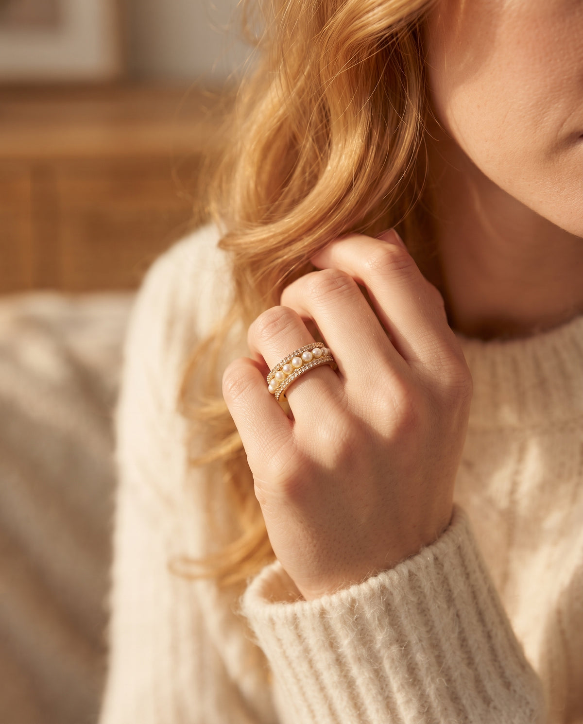 Bague en Or de Luxe Ornée de Perles – photo lifestyle 2