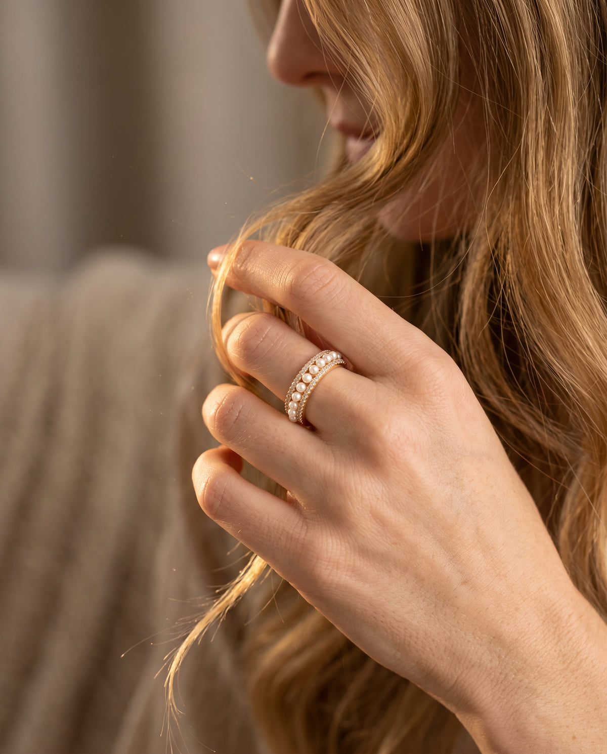 Bague en Or de Luxe Ornée de Perles – photo lifestyle 3