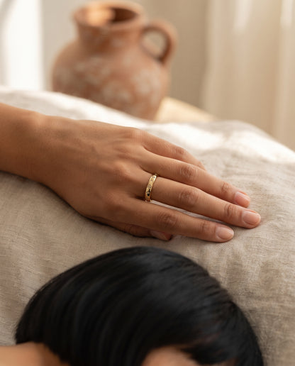 Bague Vintage en Or Sertie de Zirconium – photo lifestyle 1
