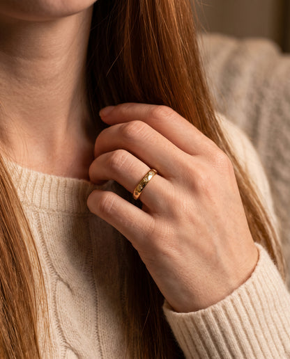 Bague Vintage en Or Sertie de Zirconium – photo lifestyle 2