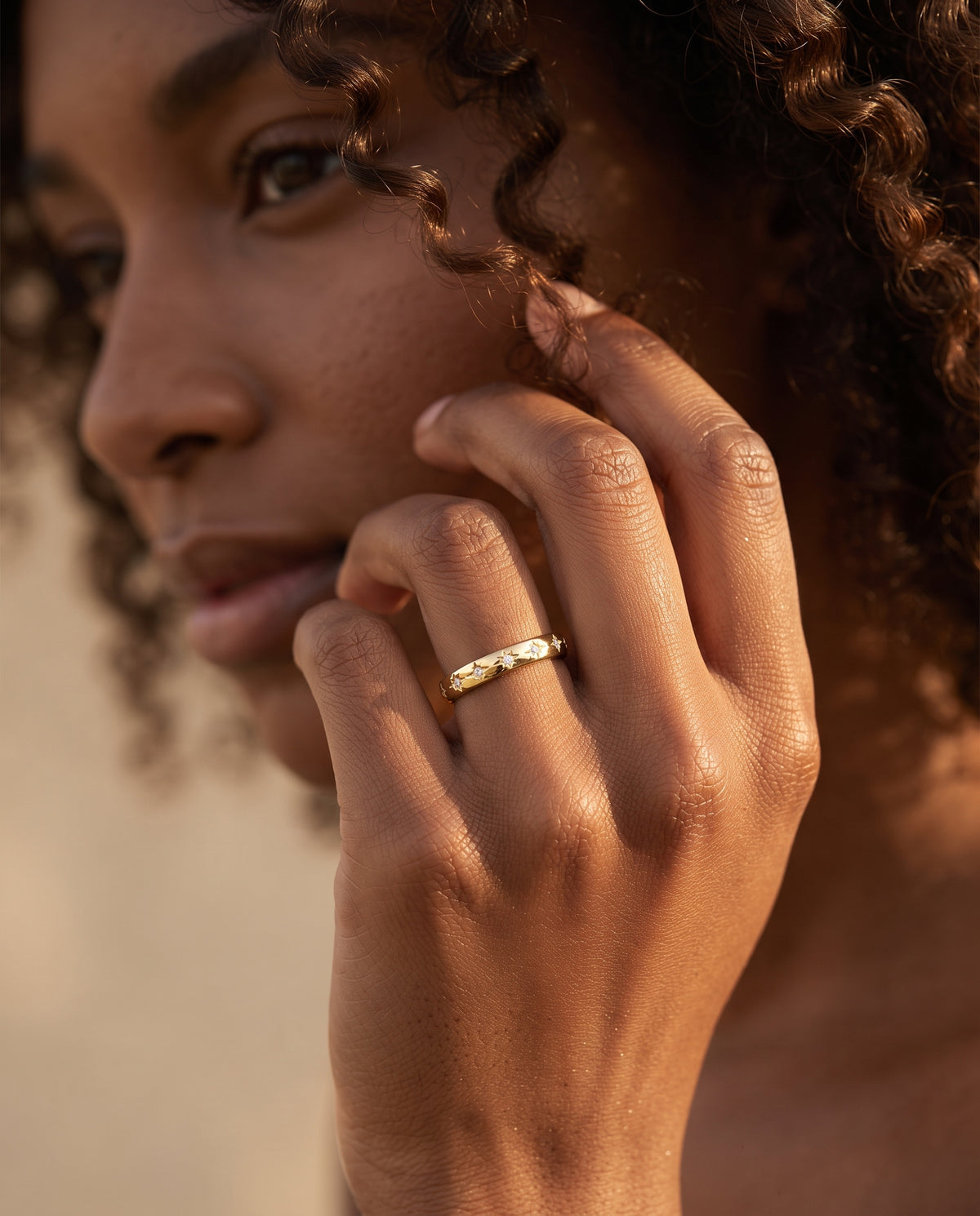 Bague Vintage en Or Sertie de Zirconium – photo lifestyle 3