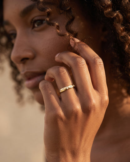 Bague Vintage en Or Sertie de Zirconium – photo lifestyle 3