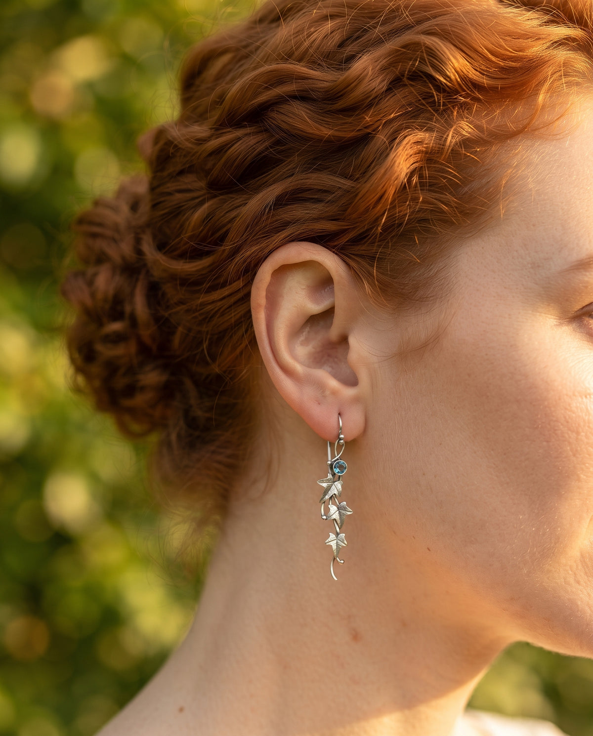 Boucles d’Oreilles Raffinées Vintage Motif Elfe – photo lifestyle 2