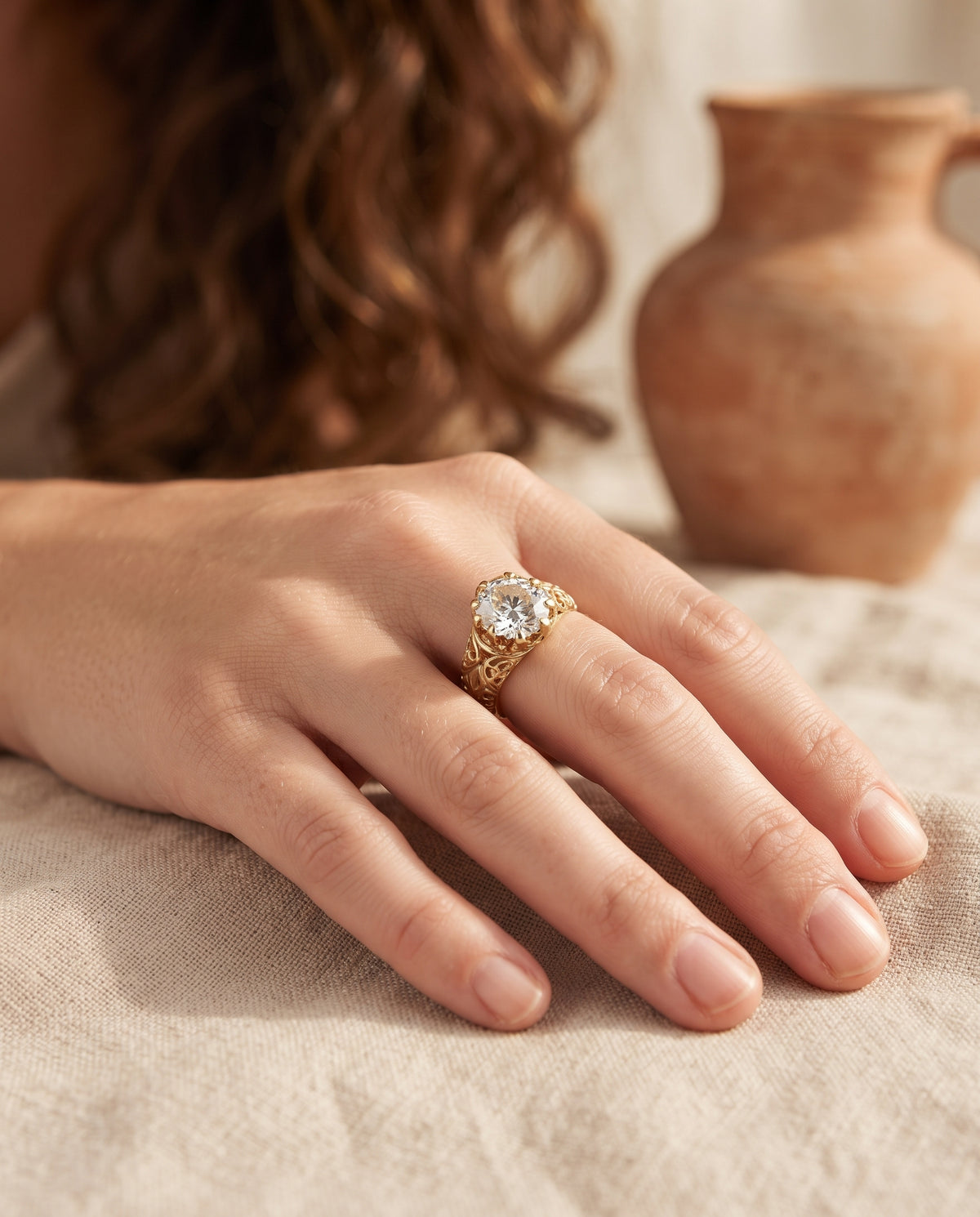 Bague en Or Ornée d’un Cristal Blanc – photo lifestyle 1