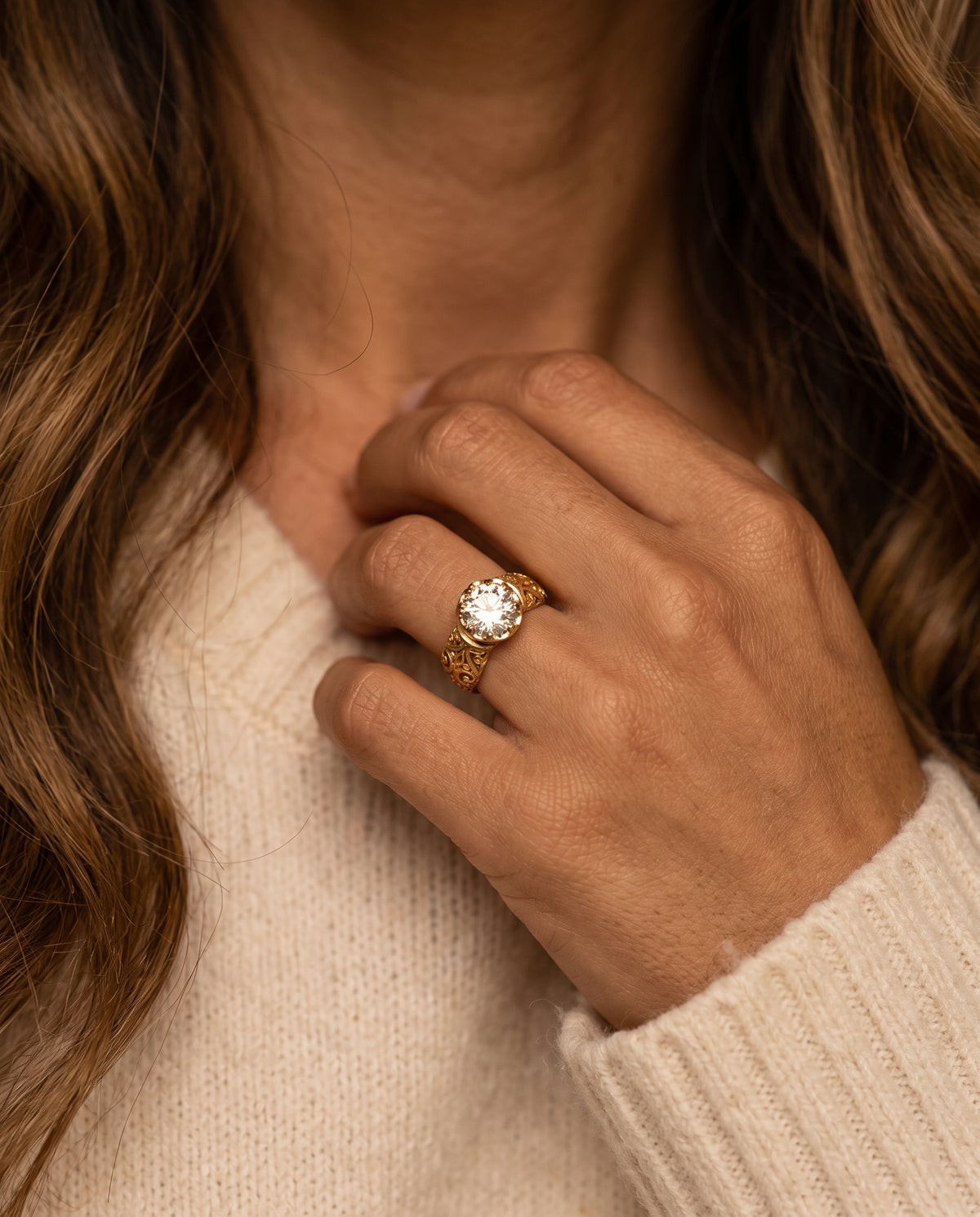 Bague en Or Ornée d’un Cristal Blanc – photo lifestyle 2