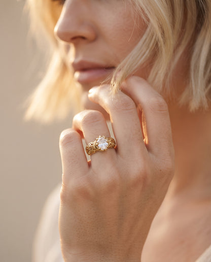 Bague en Or Ornée d’un Cristal Blanc – photo lifestyle 3