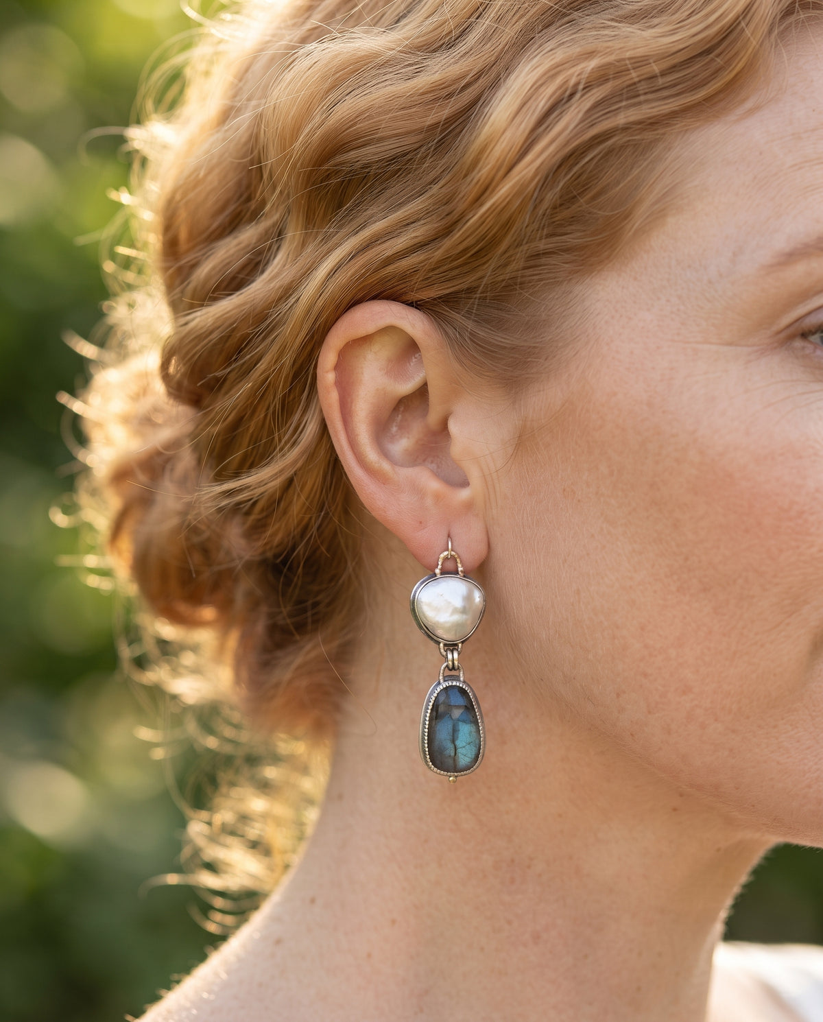 Boucles d’Oreilles Vintage Ornées d’une Pierre Bleue et d’une Perle – photo lifestyle 2