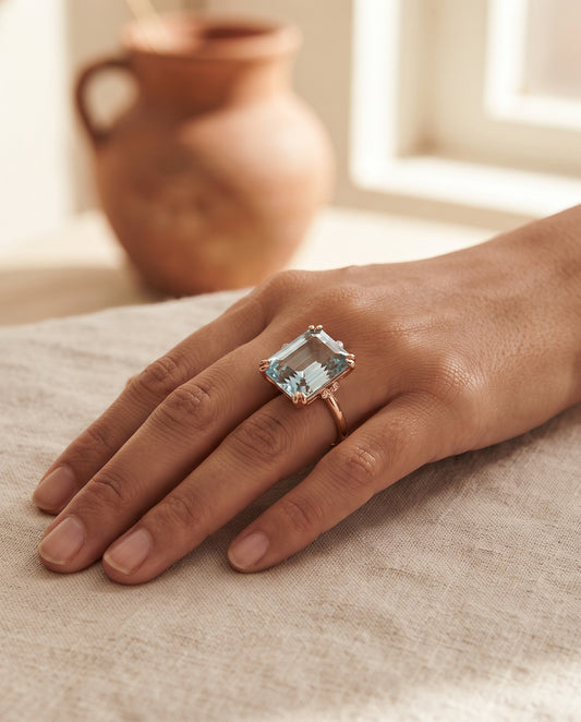 Bague Vintage à Cristal Bleu Serti – photo lifestyle 1
