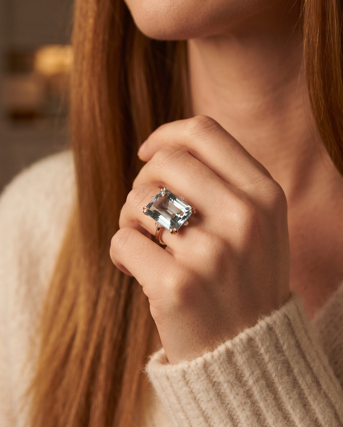 Bague Vintage Ornée d’un Cristal Bleu Incrusté – photo lifestyle 2