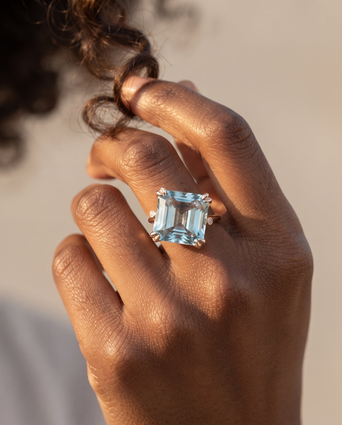 Bague Vintage Ornée d’un Cristal Bleu Incrusté – photo lifestyle 3