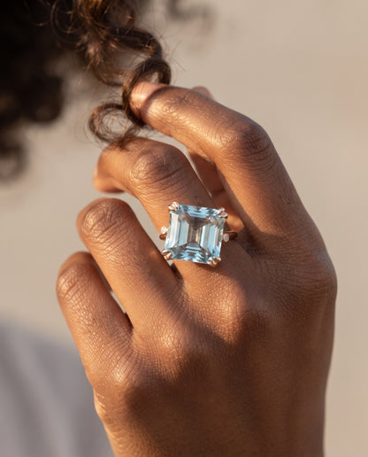 Bague Vintage Ornée d’un Cristal Bleu Incrusté – photo lifestyle 3