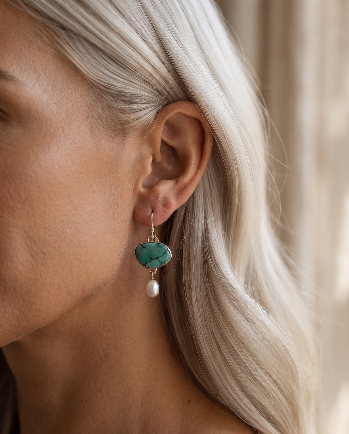 Boucles d’Oreilles Vintage Ornées de Turquoise et de Perles – photo lifestyle 1