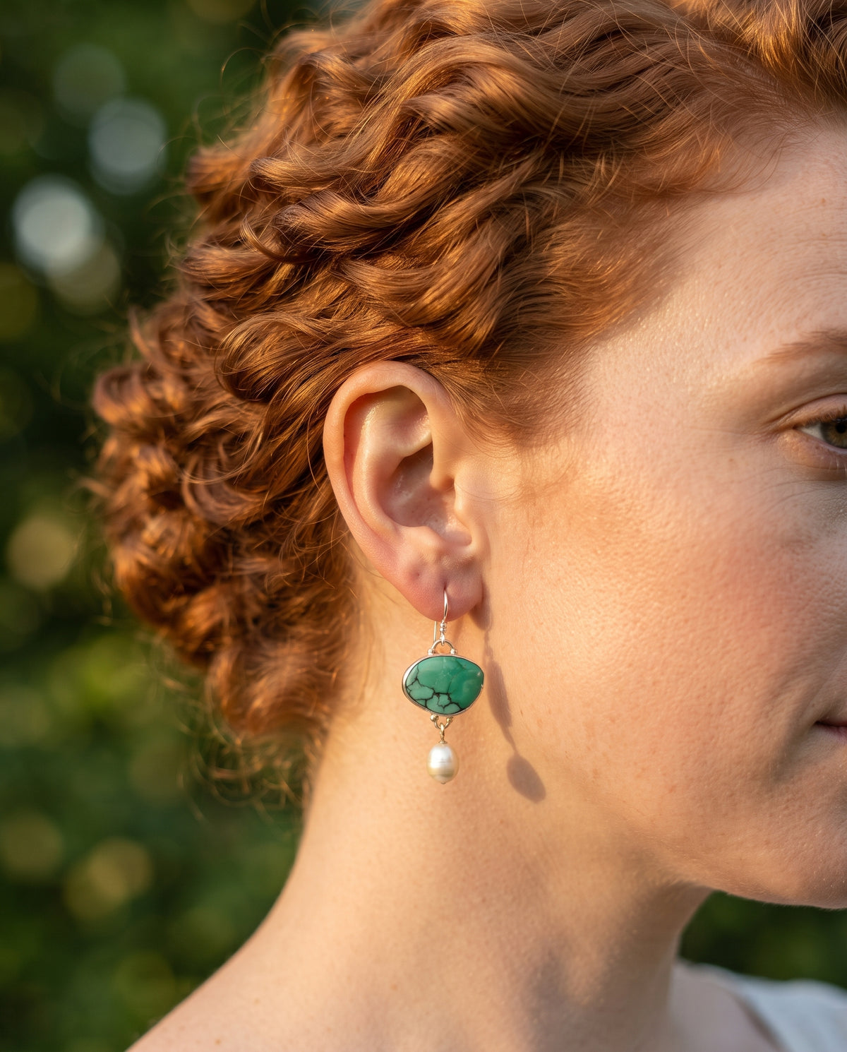 Boucles d’Oreilles Vintage Ornées de Turquoise et de Perles – photo lifestyle 2