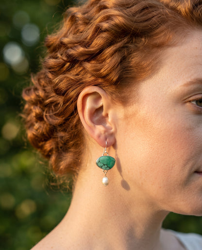 Boucles d’Oreilles Vintage Ornées de Turquoise et de Perles – photo lifestyle 2