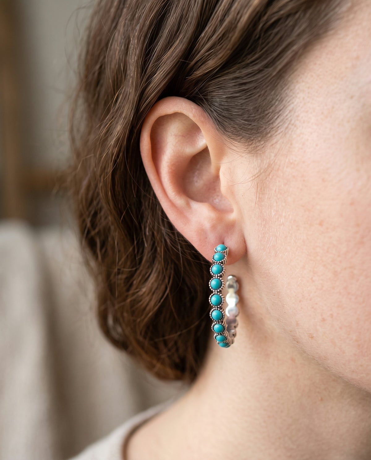 Boucles d’Oreilles Vintage en Turquoise Circulaires – photo lifestyle 1