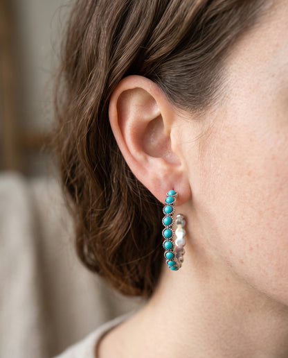Boucles d’Oreilles Vintage en Turquoise Circulaires – photo lifestyle 1