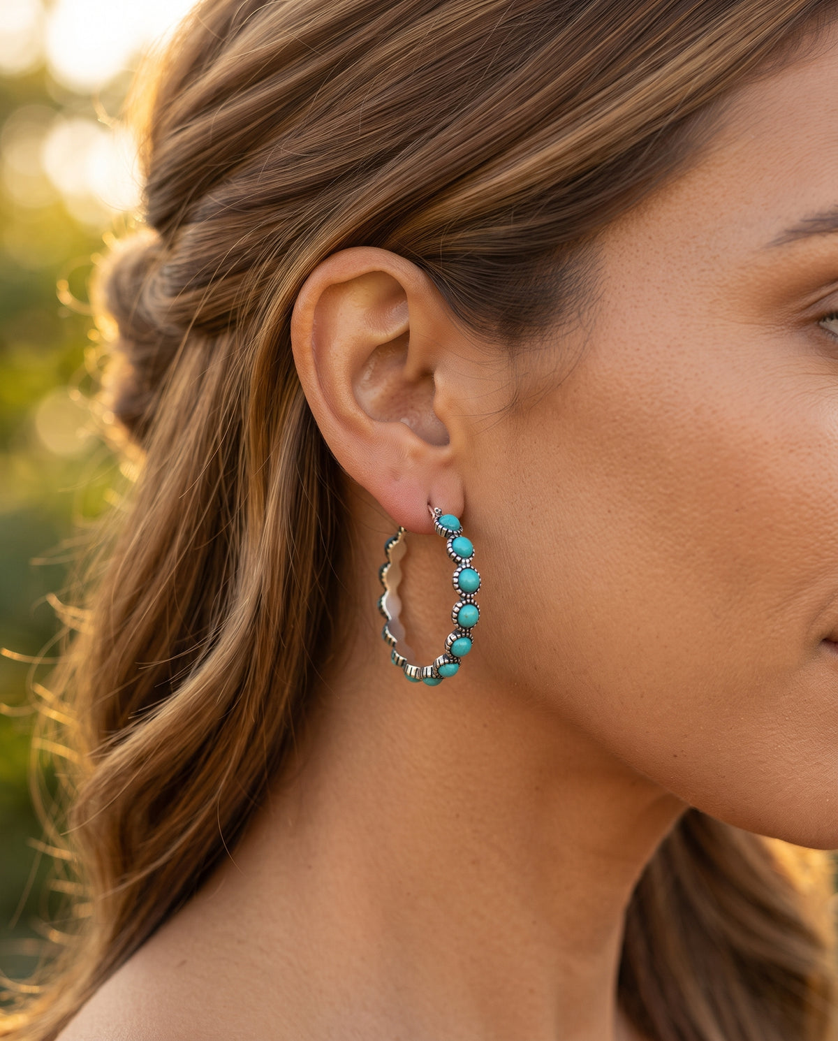Boucles d’Oreilles Vintage en Turquoise Circulaires – photo lifestyle 2