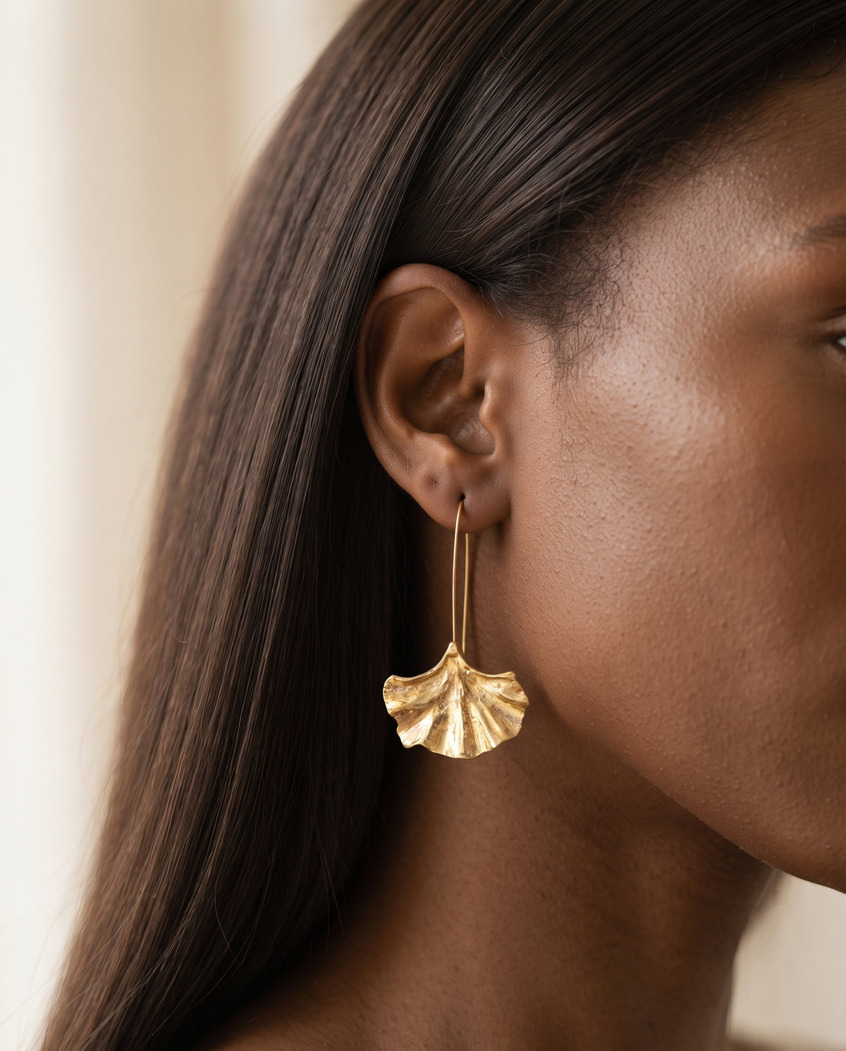 Boucles d’Oreilles Raffinées Vintage Dorées en Pétales – photo lifestyle 1