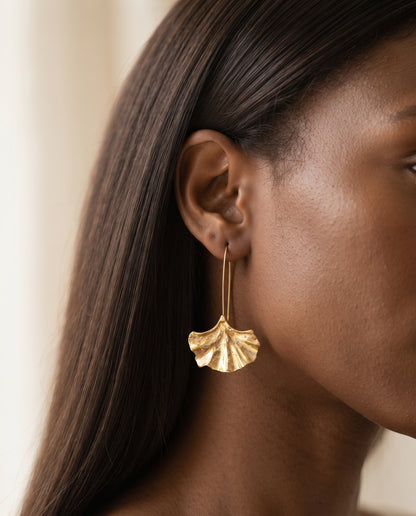 Boucles d’Oreilles Raffinées Vintage Dorées en Pétales – photo lifestyle 1