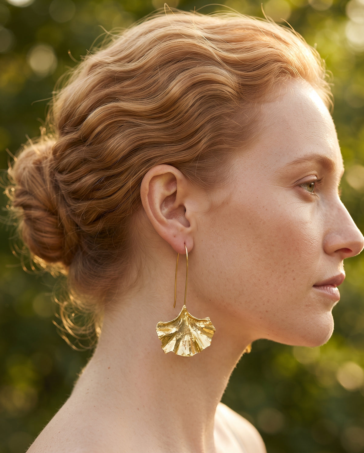Boucles d’Oreilles Raffinées Vintage Dorées en Pétales – photo lifestyle 2