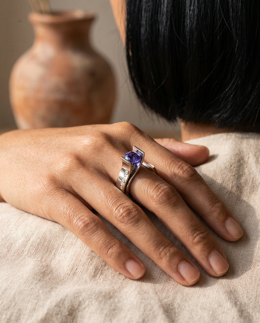 Bague Vintage en Argent à Cristal Violet – photo lifestyle 1