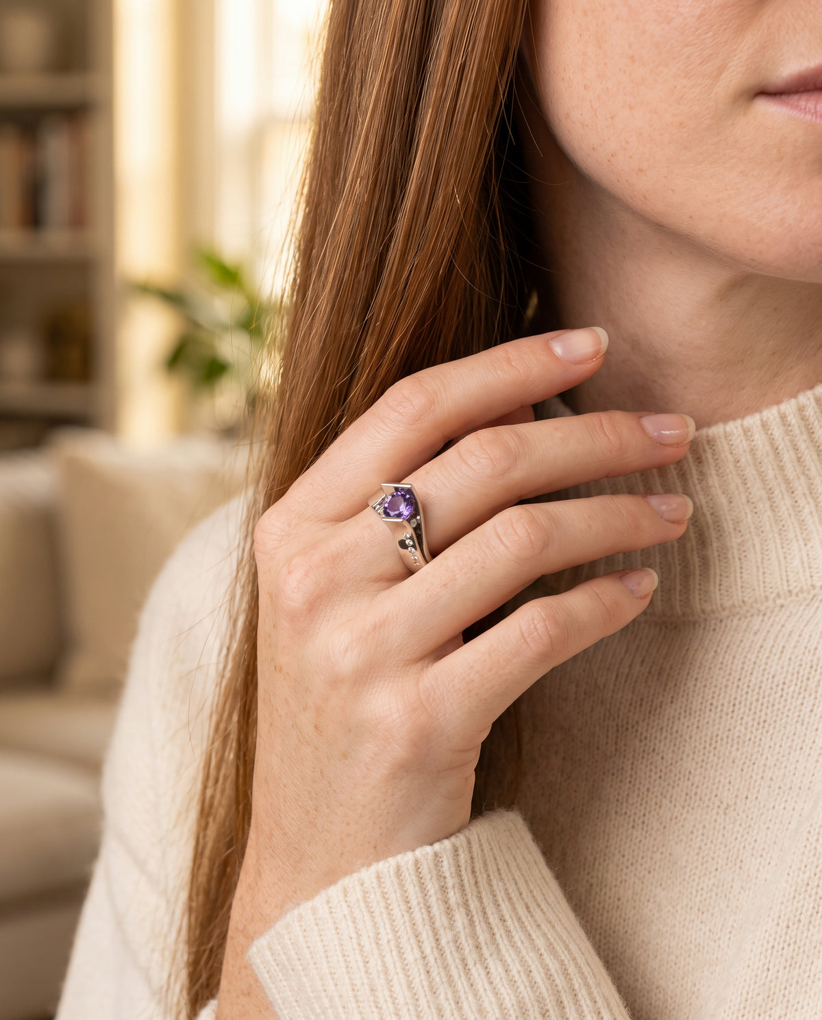 Bague Vintage en Argent Ornée d’un Cristal Violet – photo lifestyle 2
