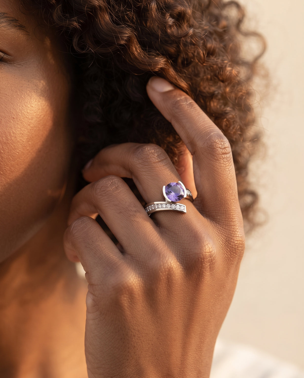 Bague Vintage en Argent Ornée d’un Cristal Violet – photo lifestyle 3