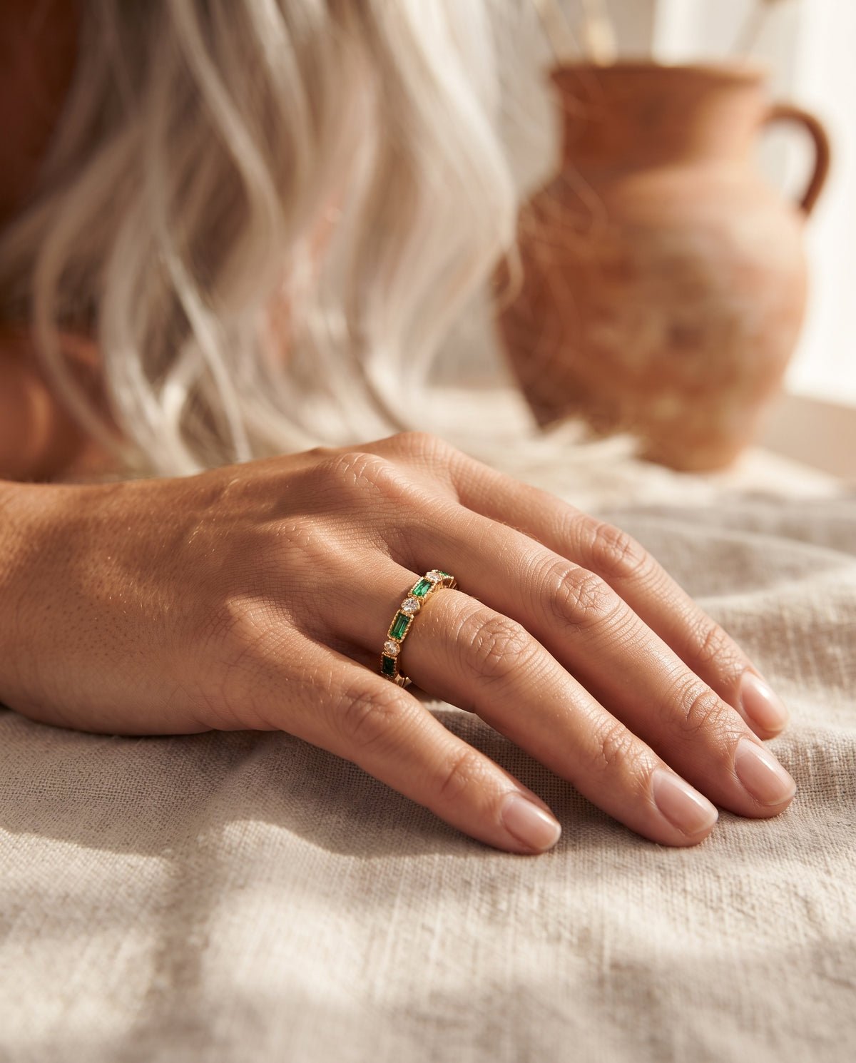 Bague Vintage Ornée de Cristaux Verts – photo lifestyle 1