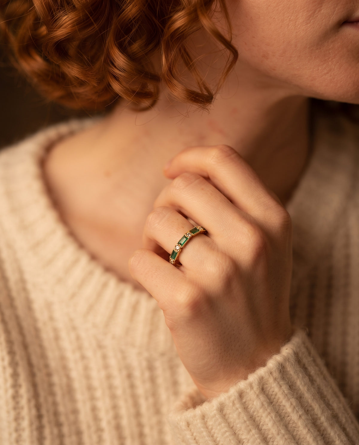 Bague Vintage Ornée de Cristaux Verts – photo lifestyle 2
