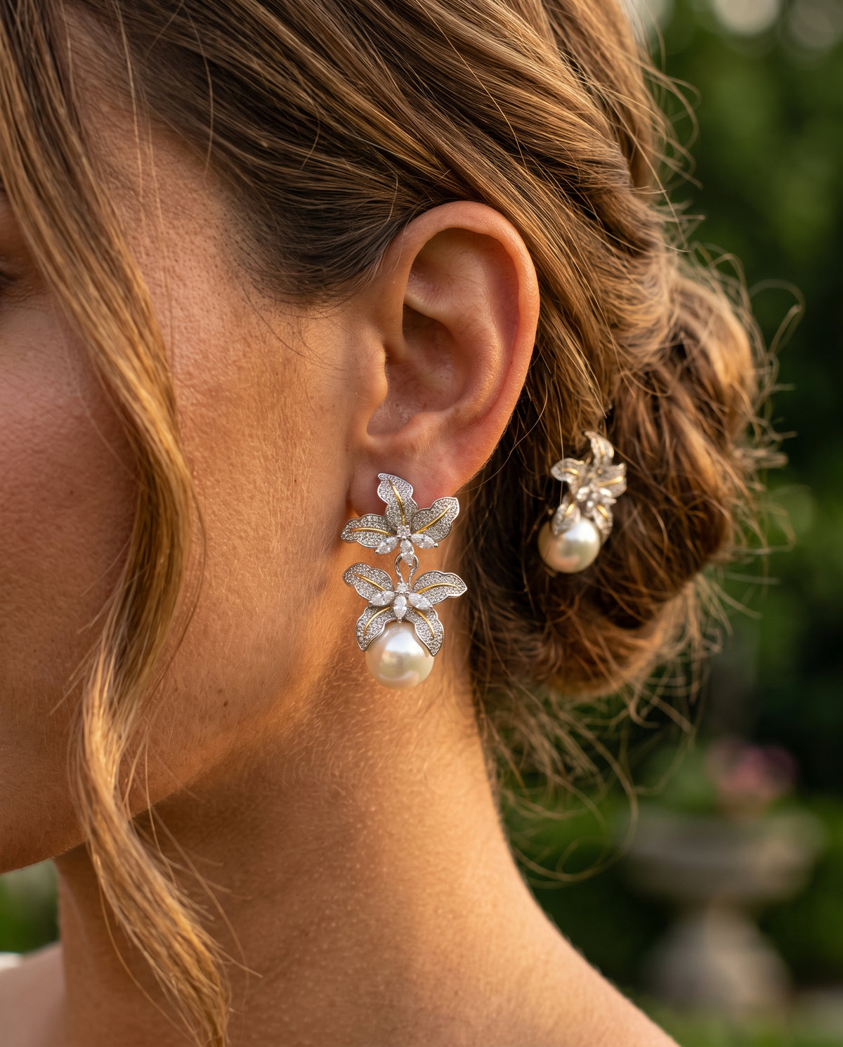 Boucles d’Oreilles Fleur Ornées de Perles – photo lifestyle 2