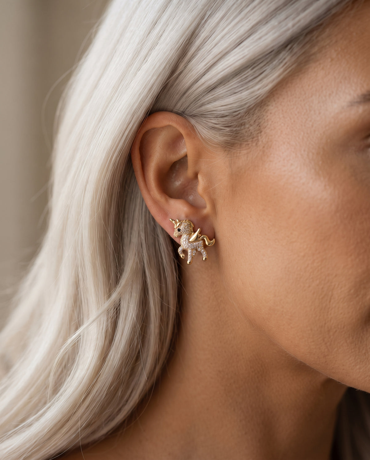 Boucles d’Oreilles Raffinées Licorne en Or Scintillant – photo lifestyle 1