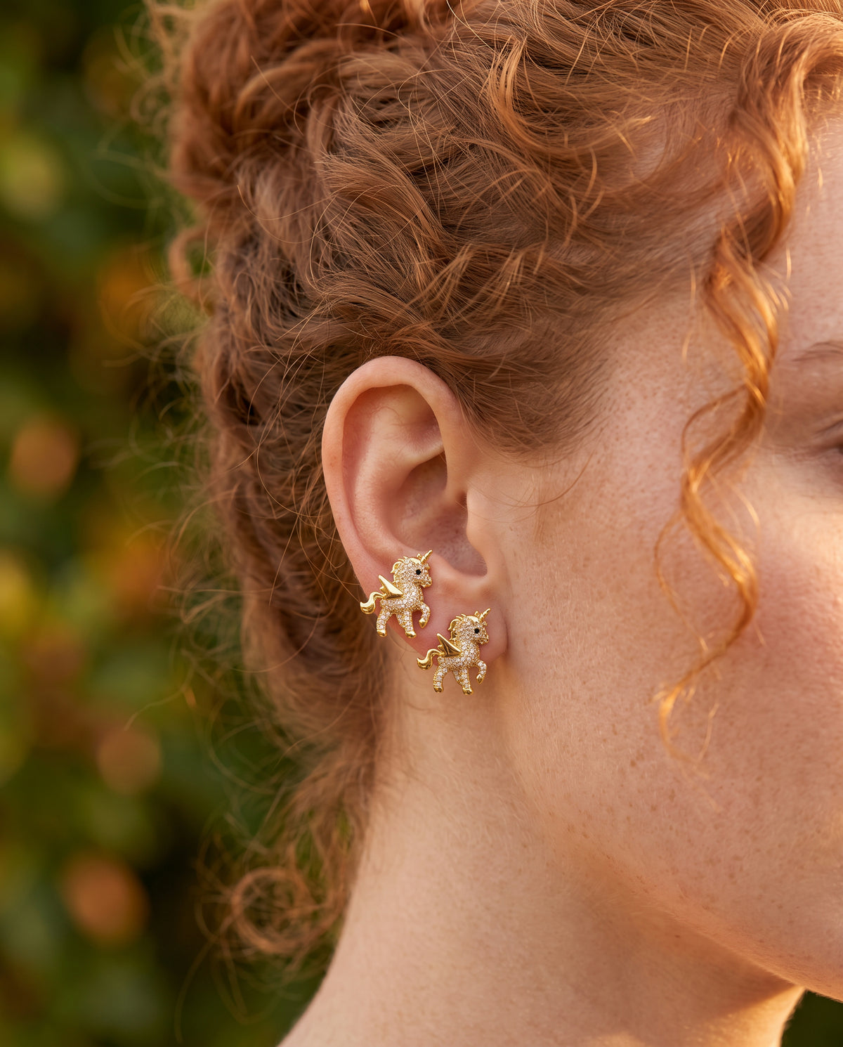 Boucles d’Oreilles Raffinées Licorne en Or Scintillant – photo lifestyle 2