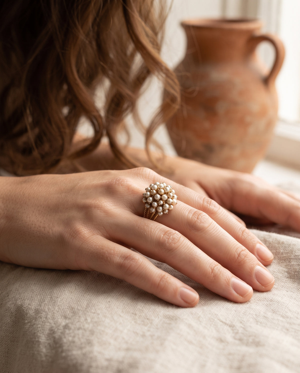 Bague Vintage Ornée de Perles Incrustées – photo lifestyle 1
