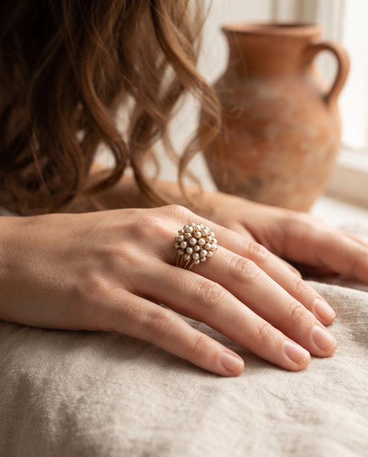 Bague Vintage à Perles Serties – photo lifestyle 1