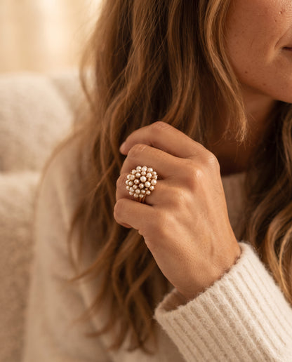 Bague Vintage Ornée de Perles Incrustées – photo lifestyle 2