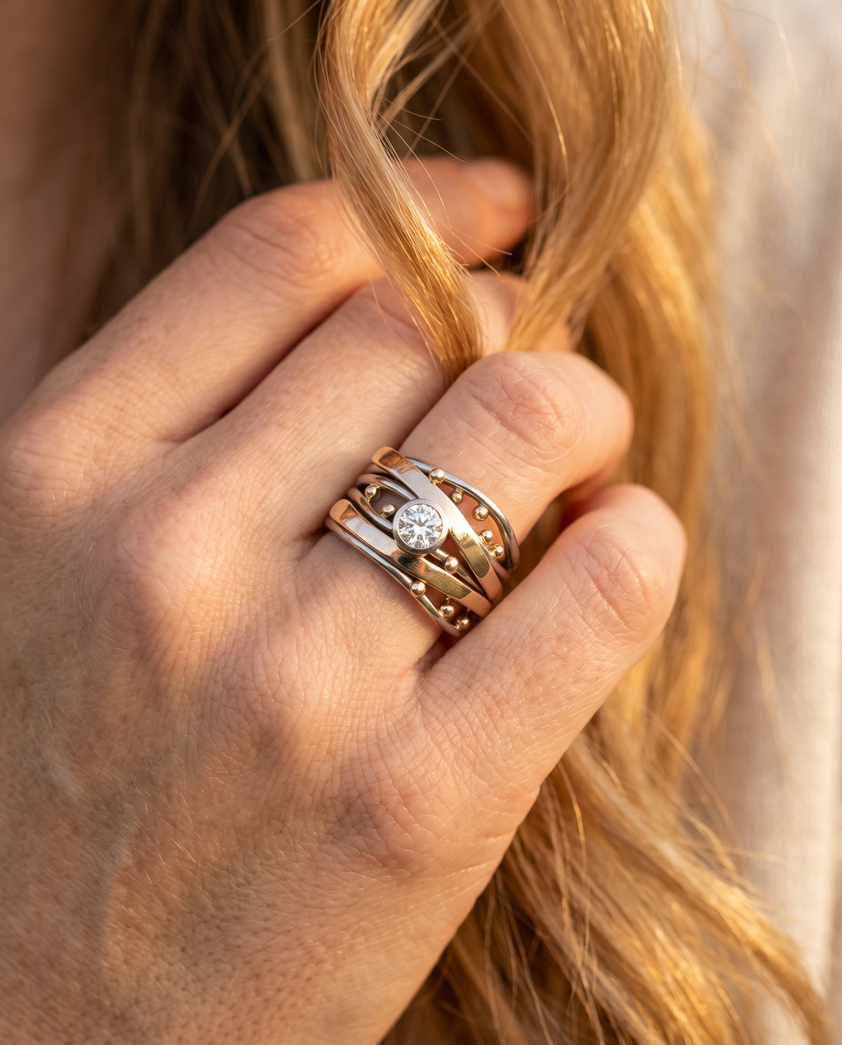 Bague en Or et Argent Ornée d’un Zircon – photo lifestyle 3