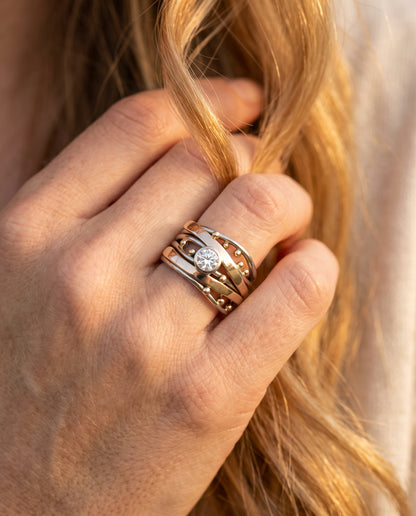 Bague en Or et Argent Ornée d’un Zircon – photo lifestyle 3