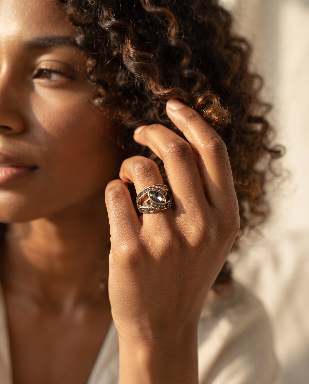 Élégante Bague Ornée d’un Cristal Noir – photo lifestyle 3