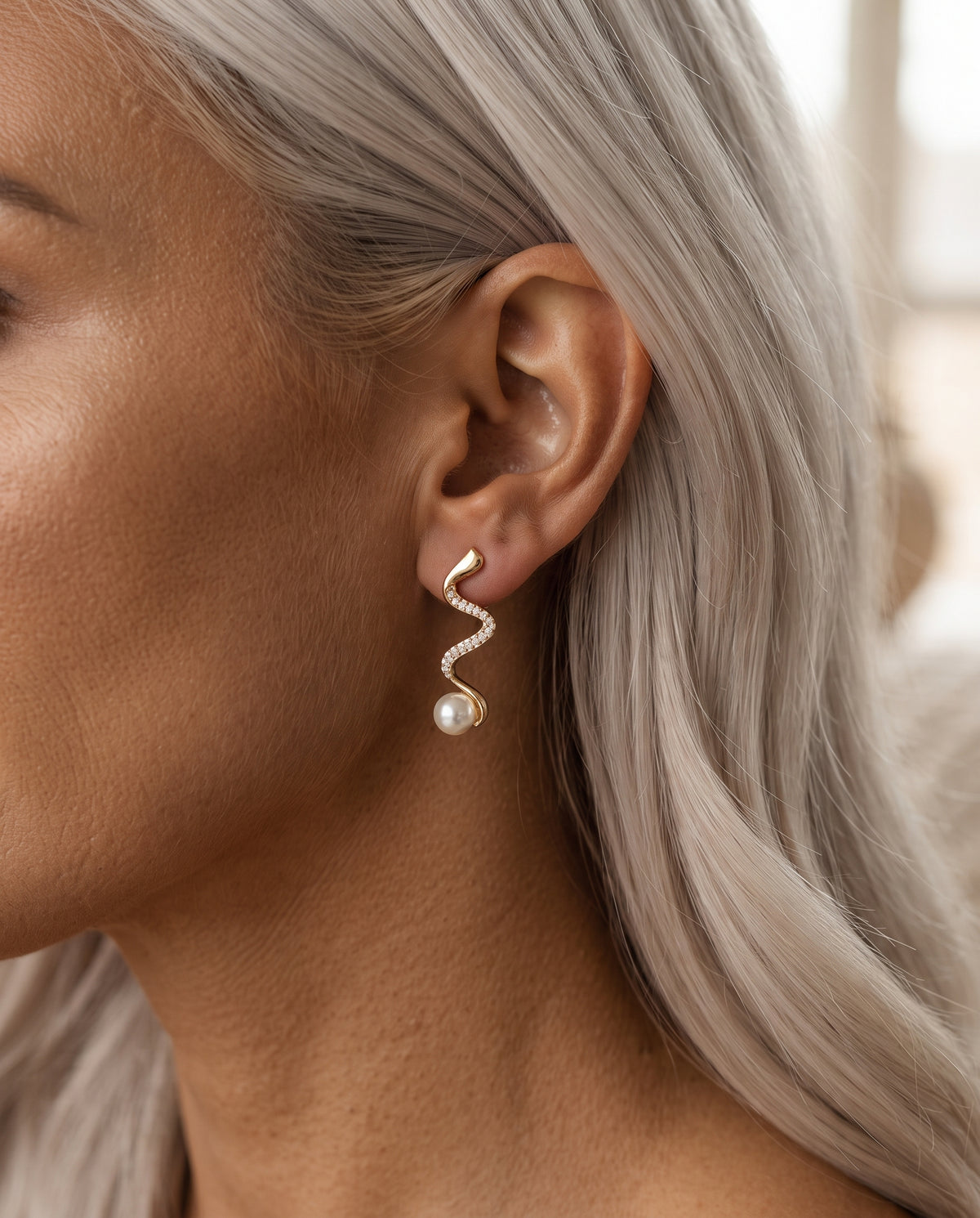 Parure Collier et Boucles d’Oreilles en Perles Naturelles – photo lifestyle 1